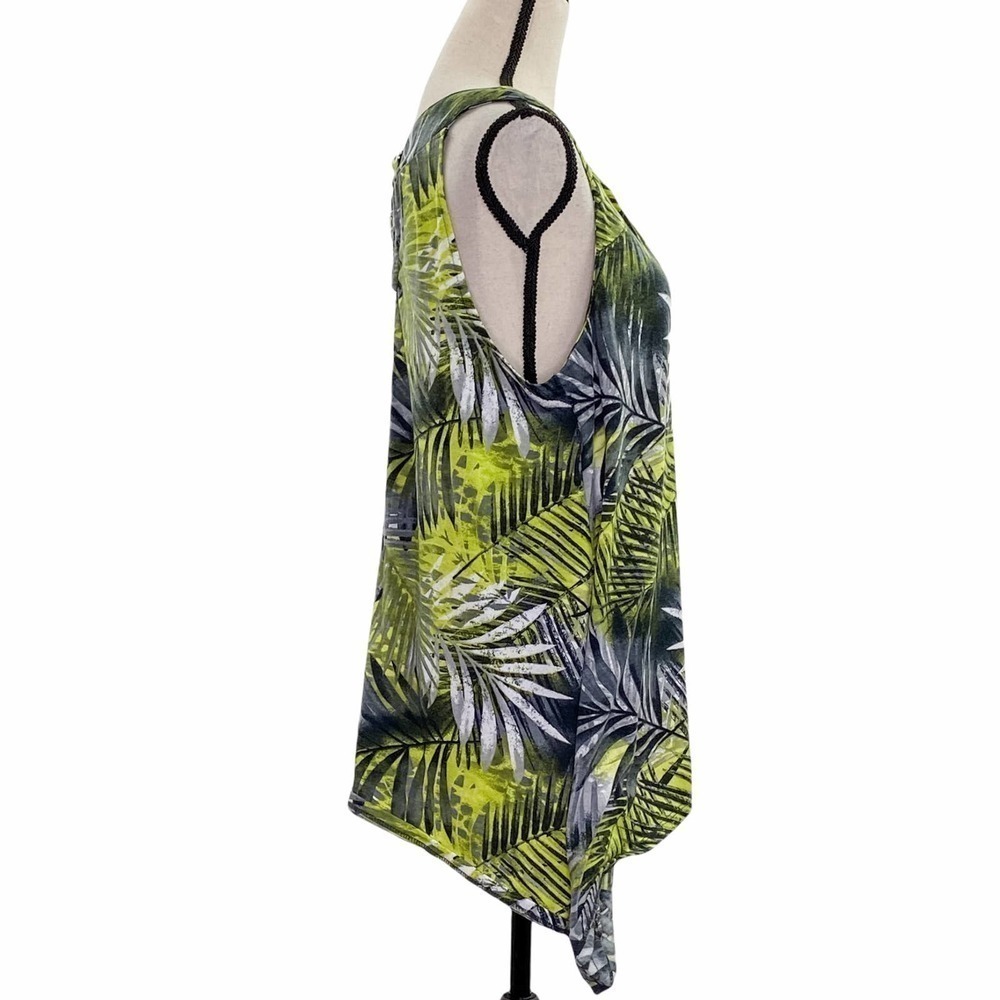 ABSOLUTELY Famous Palm Tree Sharkbite Blouse - Picture 4 of 11